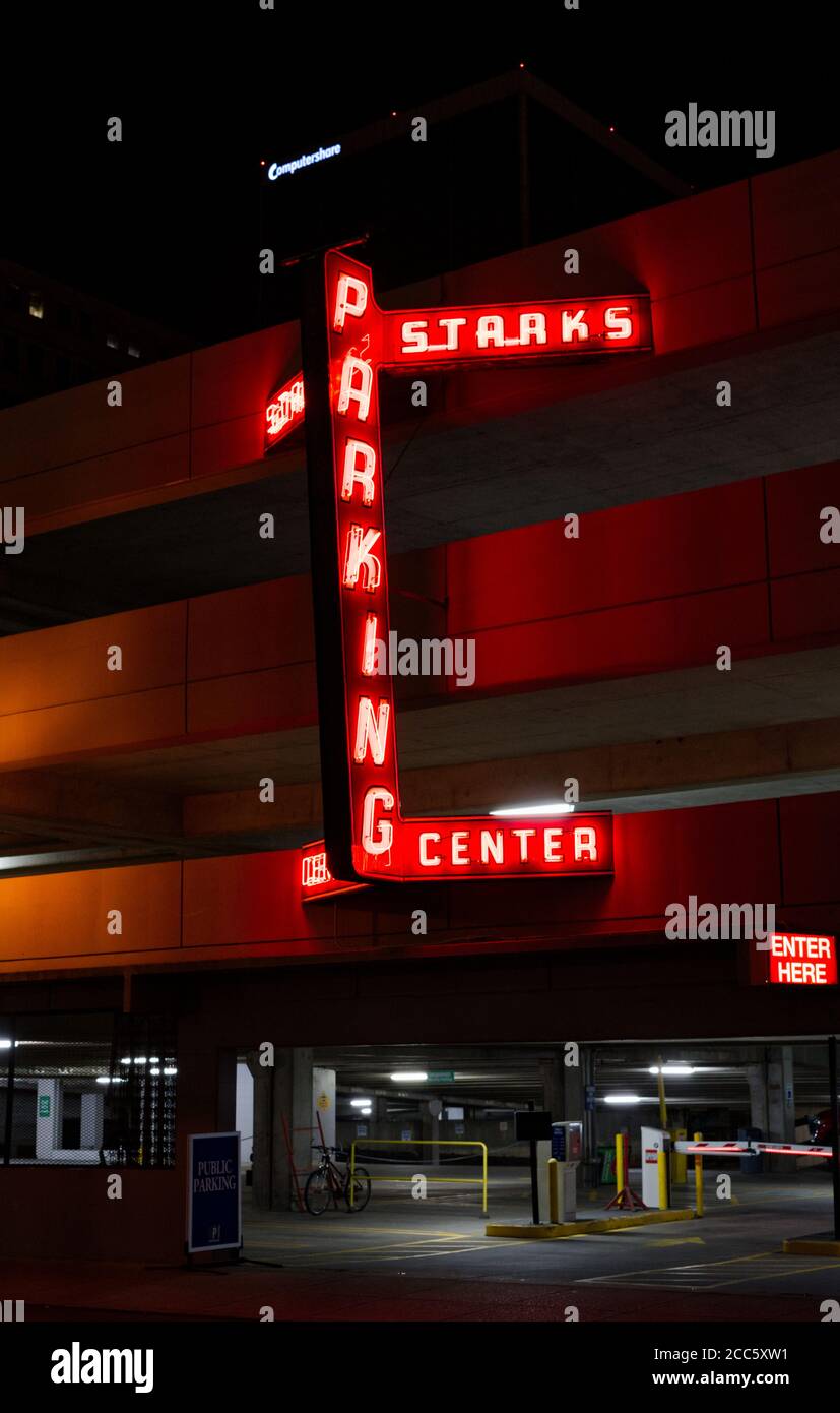 Parkplatz Garage mit Neonschild Stockfoto