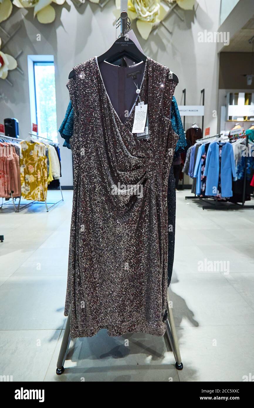 Ein Kleid von Fenn Wright Manson mit einem Etikett, das angibt, dass der Artikel nicht getragen werden muss, um Qualität für eine Rückerstattung. Modehändler kämpfen zunehmend mit hohen Renditen. Stockfoto