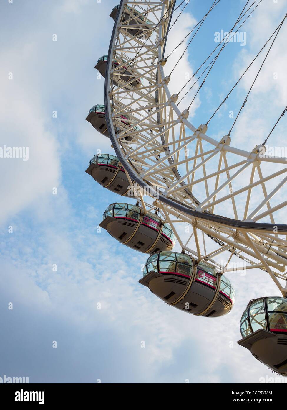 Beschnittene, Nahweite Ansicht des London Eye. Sehr beliebte Touristenattraktion. Stockfoto