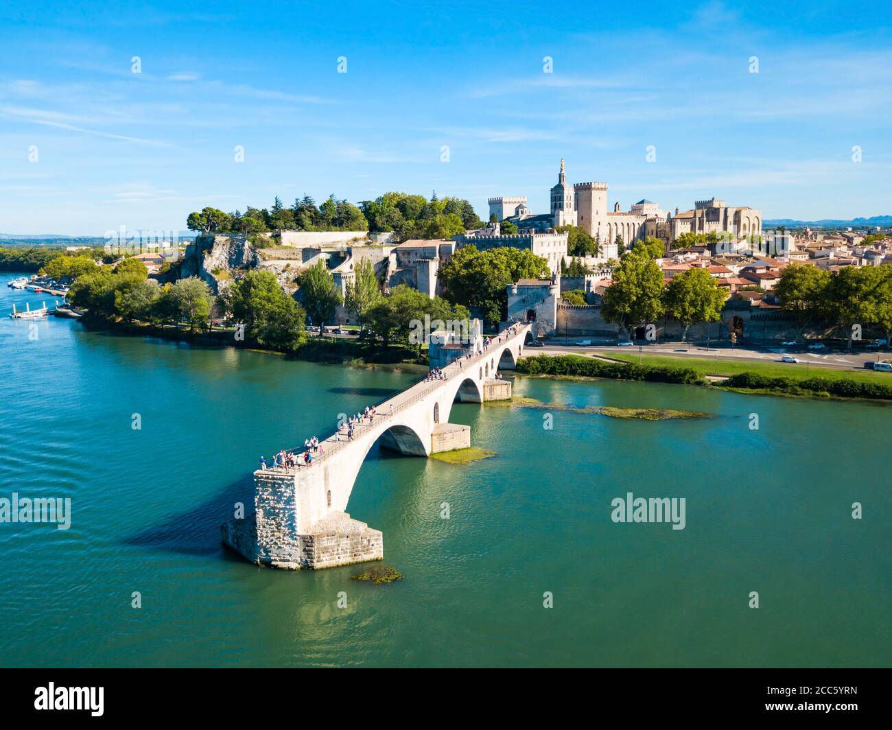 Pont Saint Benezet Brücke und Rhone Antenne Panoramablick in Avignon. Avignon ist eine Stadt auf der Rhone in Südfrankreich. Stockfoto