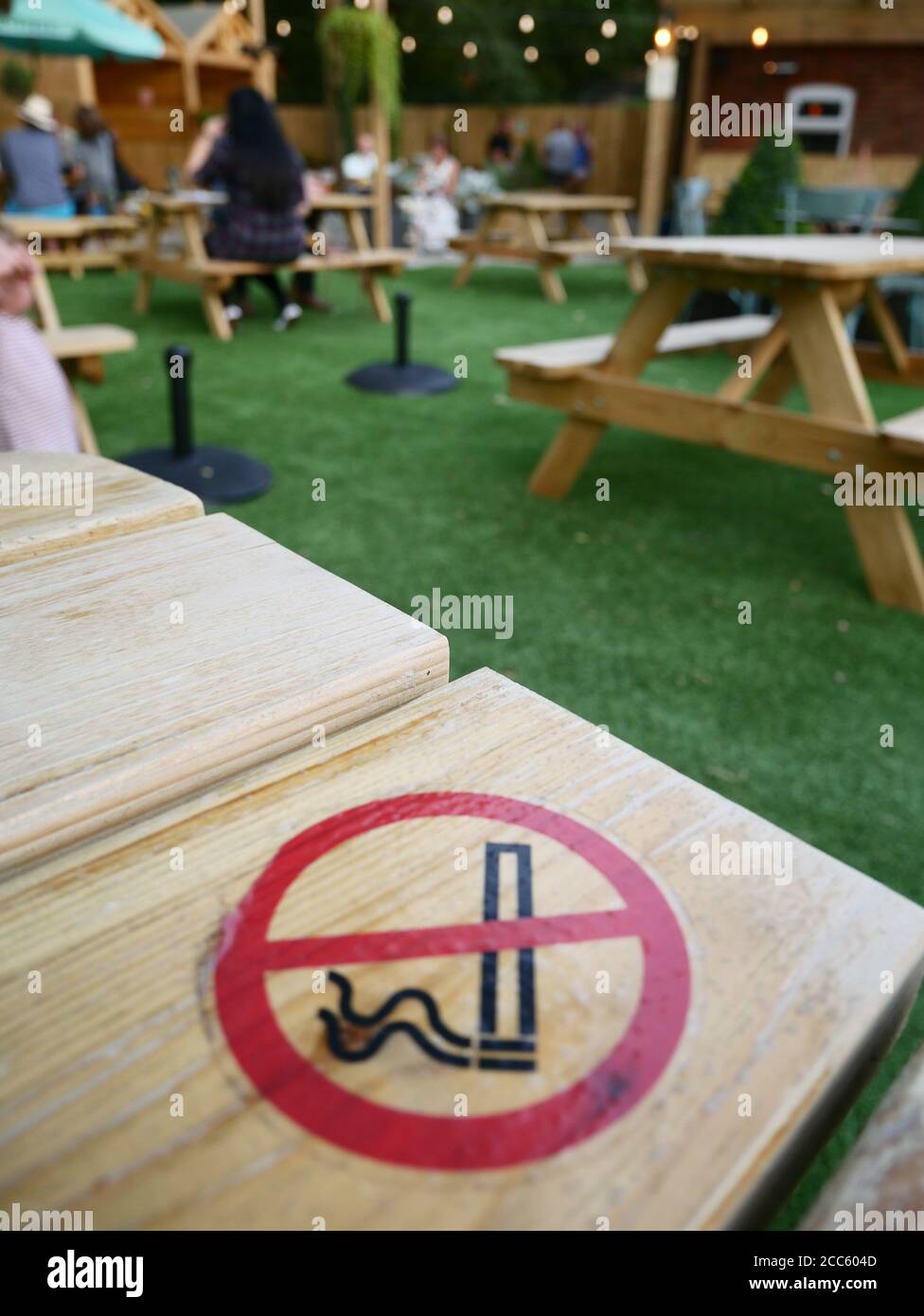 Rauchverbot auf dem Tisch im Biergarten Stockfoto