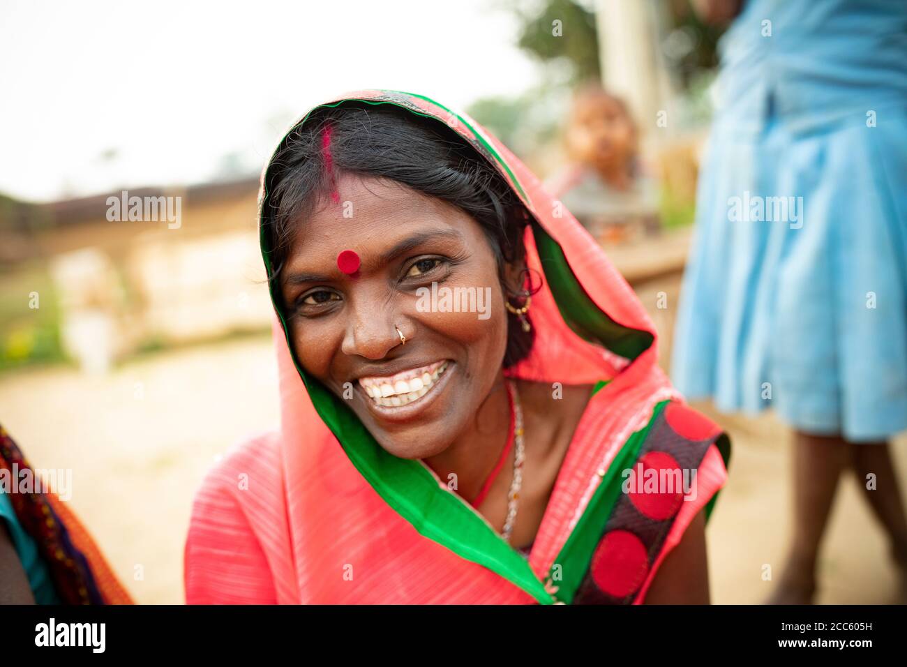 Porträt einer schönen Frau in einem traditionellen, bunten Sari-Kleid in Bihar, Indien, Südasien. Stockfoto