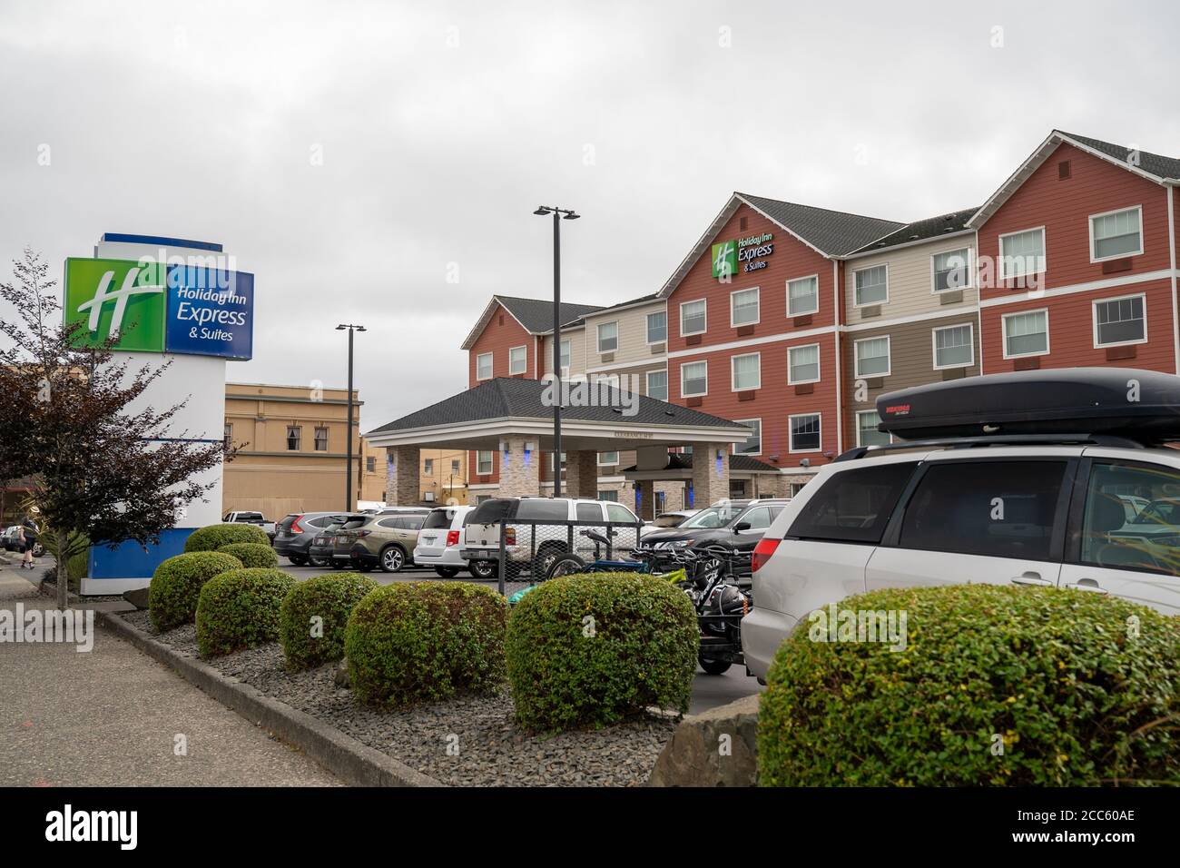 Seaside, Oregon - 31. Juli 2020: Außenansicht und Zeichen eines Holiday Inn Express Hotels, Teil der Hotelkette IHG Stockfoto