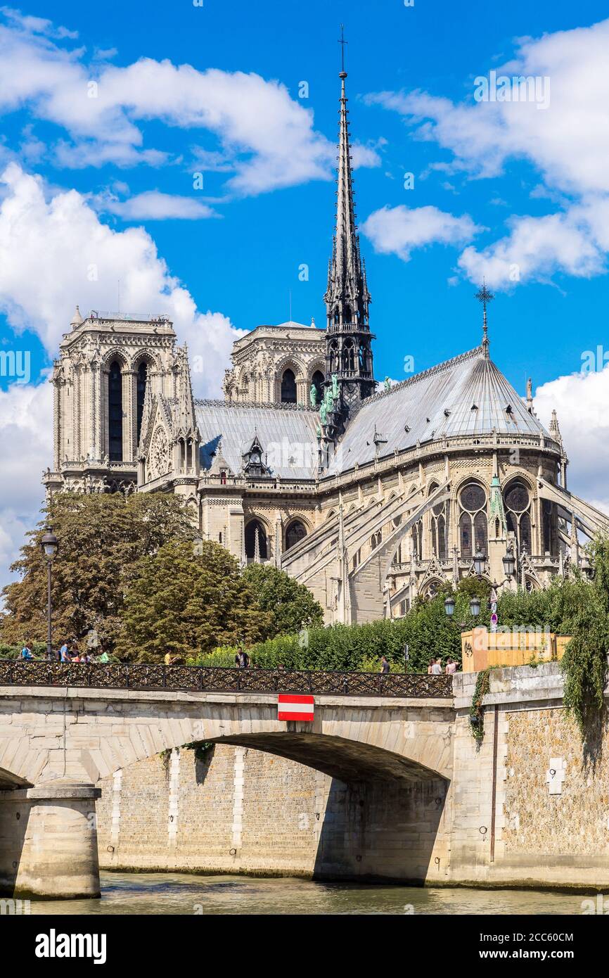 Seine und Notre Dame de Paris sind eines der berühmtesten Symbole von ...