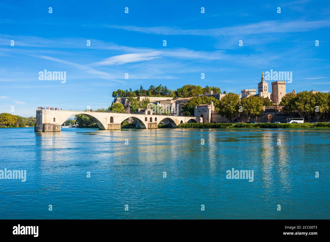 Pont Saint Benezet Brücke, Palast der Päpste oder Palais des Papes, Avignon Kathedrale Antenne Panoramablick in Avignon Stadt in Frankreich Stockfoto