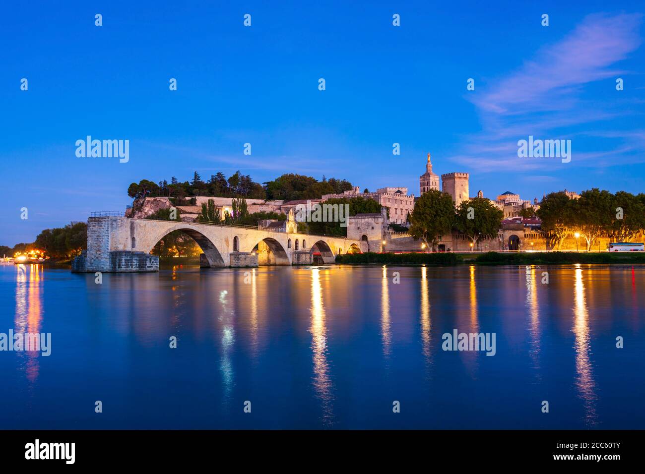 Pont Saint Benezet Brücke, Palast der Päpste oder Palais des Papes, Avignon Kathedrale Antenne Panoramablick in Avignon Stadt in Frankreich Stockfoto