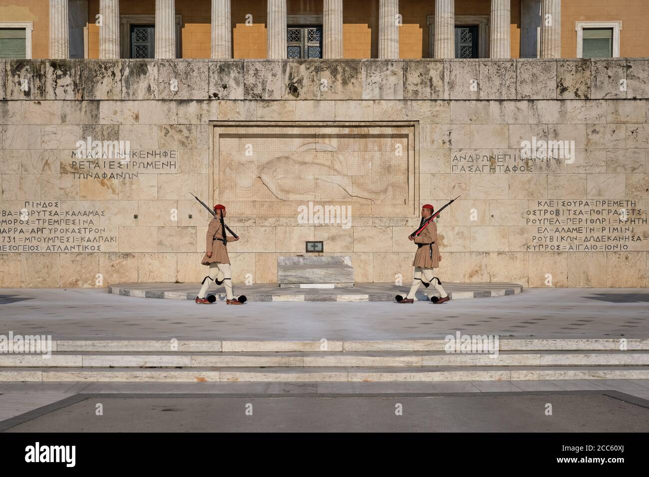 Athen, Griechenland - 14. Mai 2019: Wechsel der Präsidentengarde Evzones durch das griechische Grab des unbekannten Soldaten. Berühmte tägliche Zeremonie, patriotisch, stolz. Stockfoto