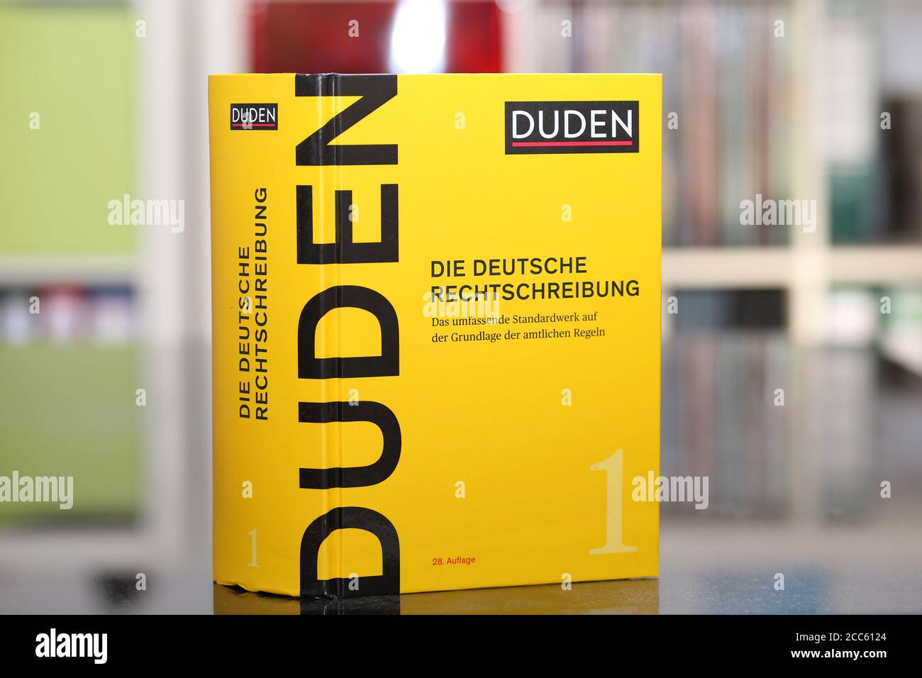 Die 28. Ausgabe der Duden, veröffentlicht am 12. August 2020 Stockfoto