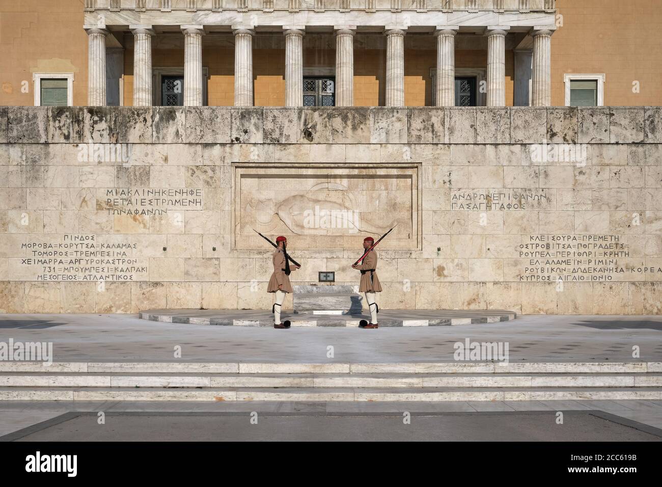 Athen, Griechenland - 14. Mai 2019: Wechsel der Präsidentengarde Evzones durch das griechische Grab des unbekannten Soldaten. Berühmte tägliche Zeremonie, patriotisch, stolz. Stockfoto