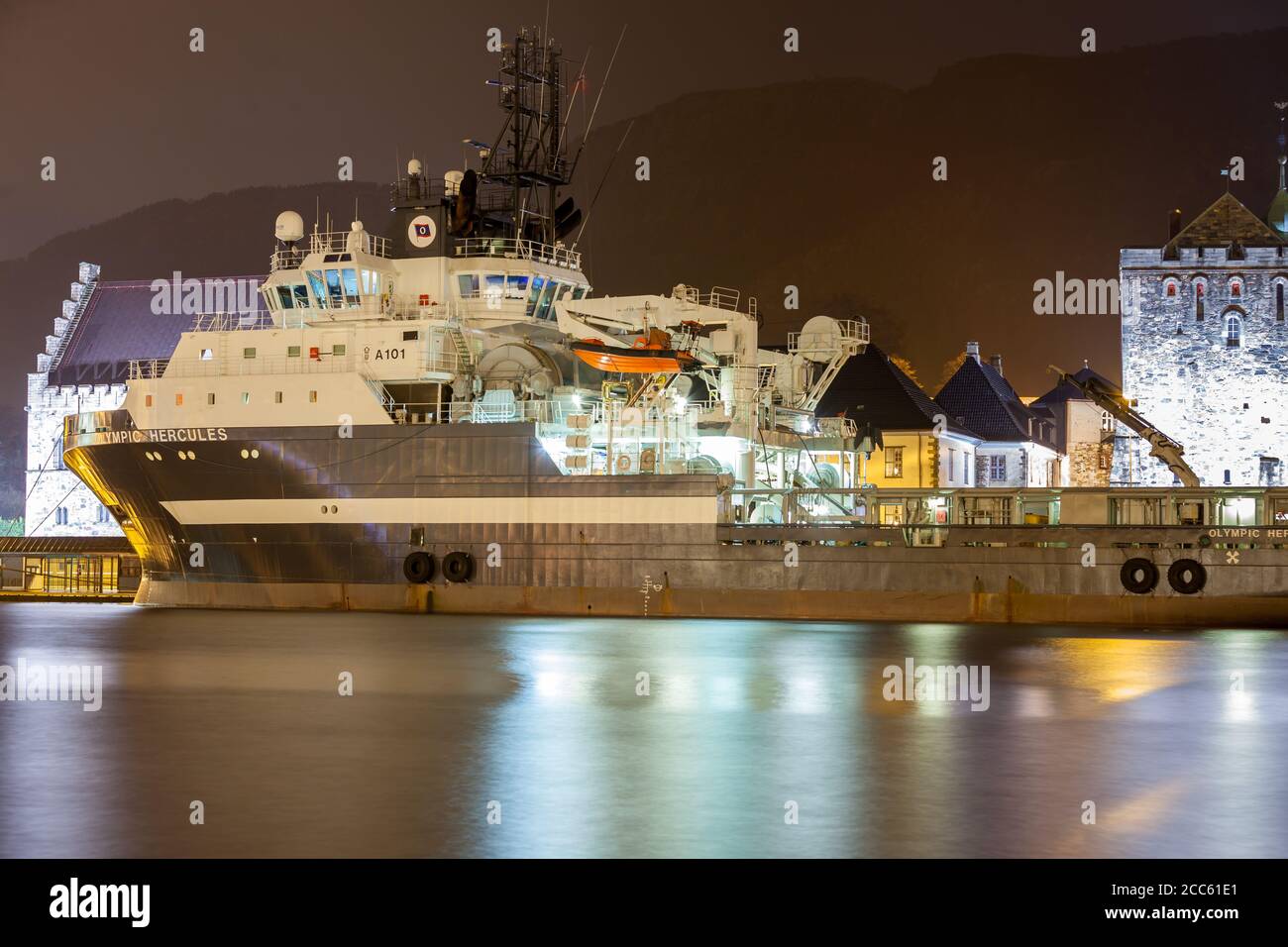 BERGEN, NORWEGEN - 2015. DEZEMBER 23. Anchor Handling Schlepper AHTS Olympic Hercules im Hafen von Bergen mit Langzeitaufnahme Stockfoto