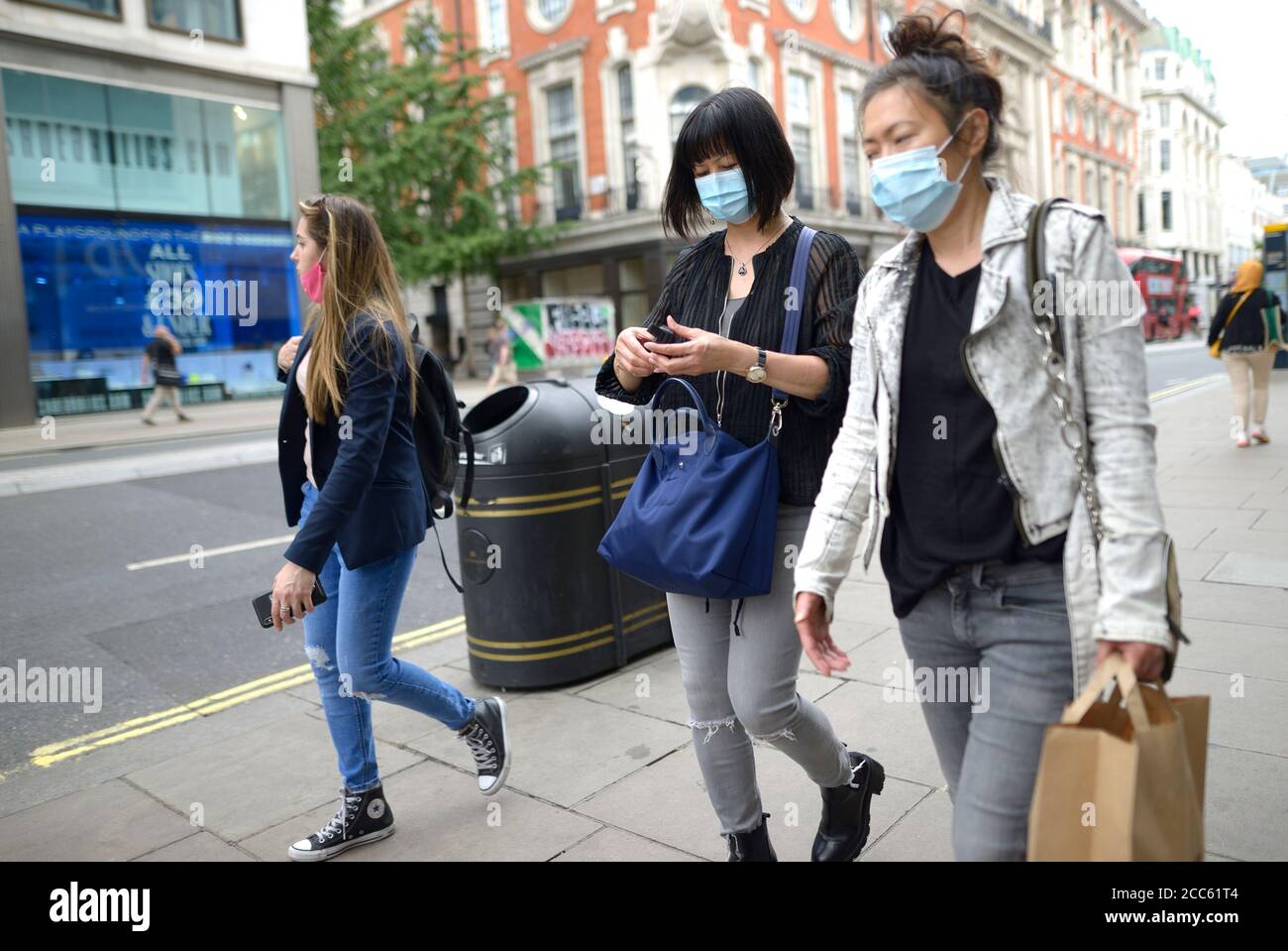 London, England, Großbritannien. Junge Frauen mit Gesichtsmasken in der Oxford Street während der COVID Pandemie, August 2020 Stockfoto