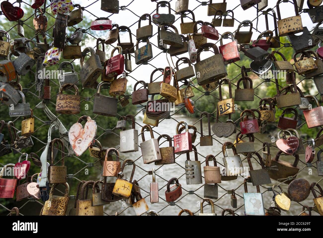 Graz, Österreich. August 2020. Vorhängeschlösser hängen an der Erzherzog Johann Brücke über die Mura Stockfoto