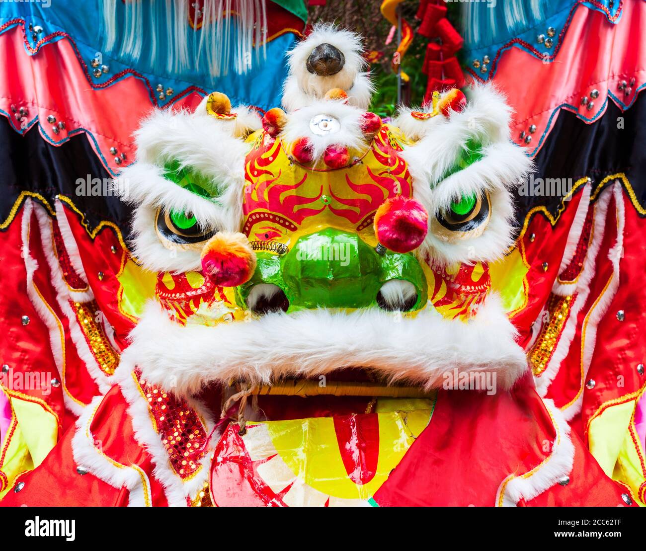 HONGKONG - 22. FEBRUAR 2013: Der rote Drache ist ein chinesisches Neujahrssymbol und befindet sich in der Times Square Shopping Mall, die in der Stadt Hong Kong dekoriert wird Stockfoto