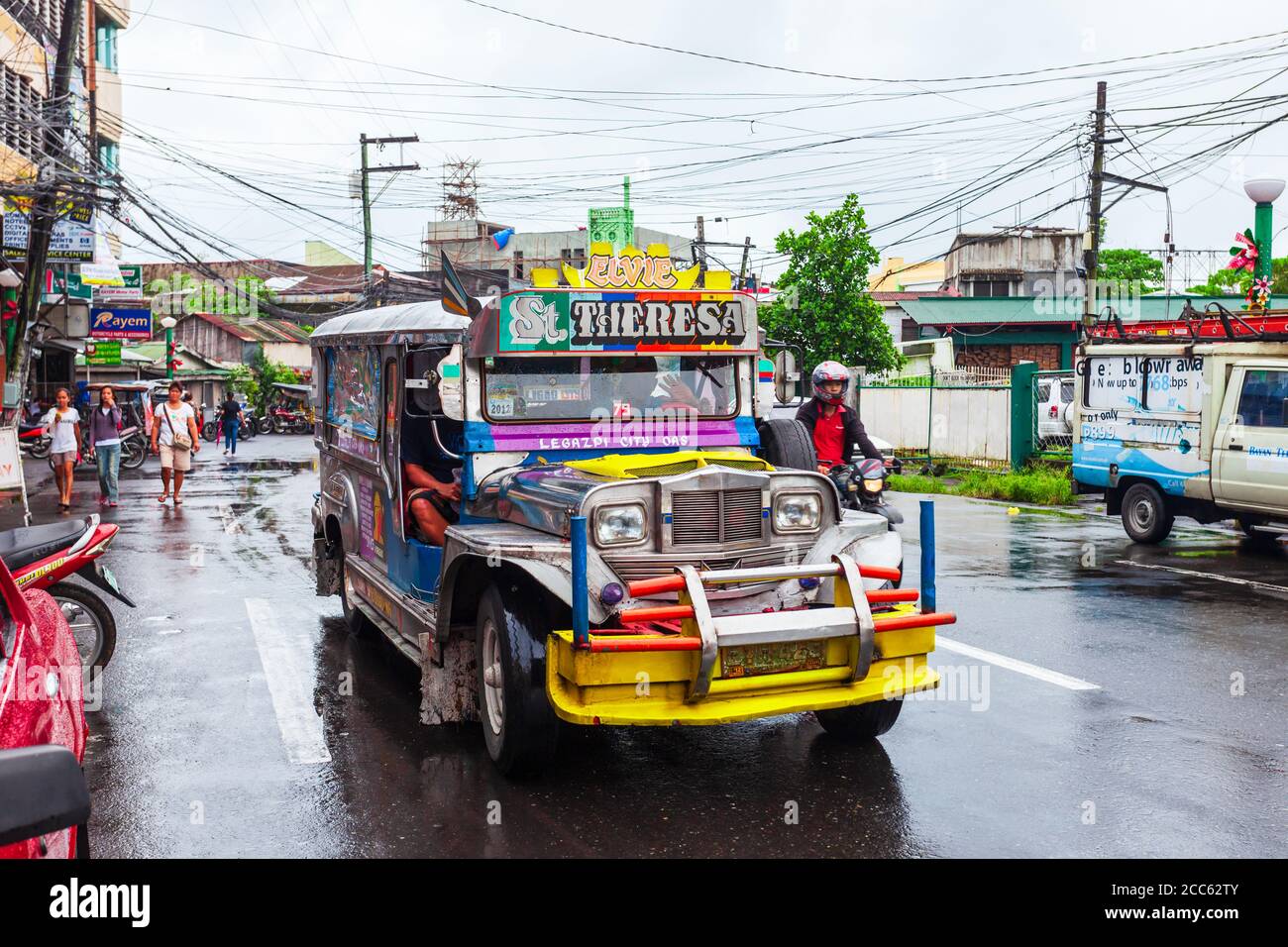 MANILA, PHILIPPINEN - 25. FEBRUAR 2013: Jeepneys sind beliebte öffentliche Verkehrsmittel auf den Philippinen, sie wurden aus alten US-Militärjeeps hergestellt Stockfoto