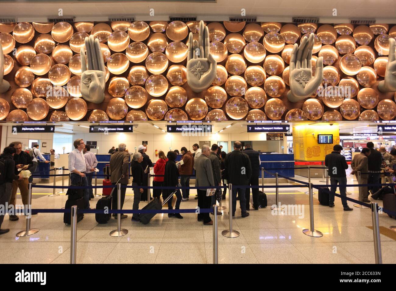 NEW DELHI, INDIEN - 12. FEBRUAR 2014: Einwanderungsgebiet am internationalen Flughafen Indira Gandhi in Neu Delhi, Indien Stockfoto