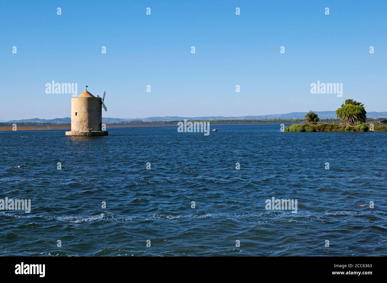 Alten spanischen Windmühle in die Lagune von Orbetello, Orbetello, Grosseto, Toskana, Italien Stockfoto