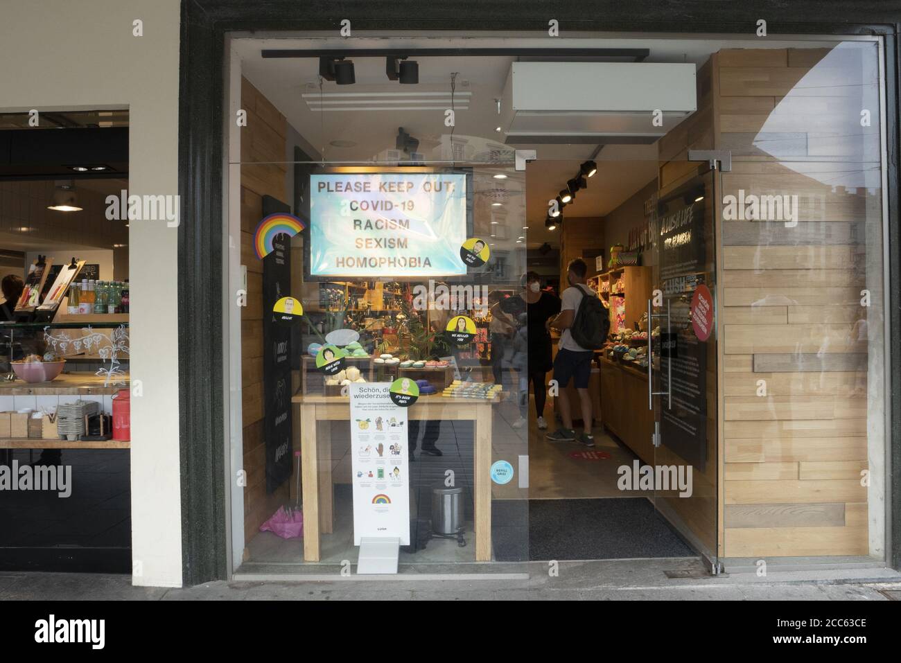 Graz, Österreich. August 2020. Ein Schaufenster mit einem Schild gegen Covid-19, Rassismus, Sexismus und Homophobie Stockfoto