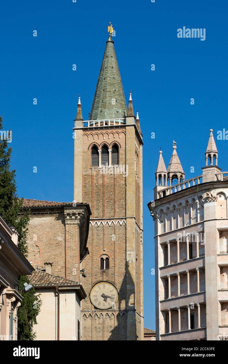 Kathedrale Uhrturm und Baptisterium, Parma Stockfoto