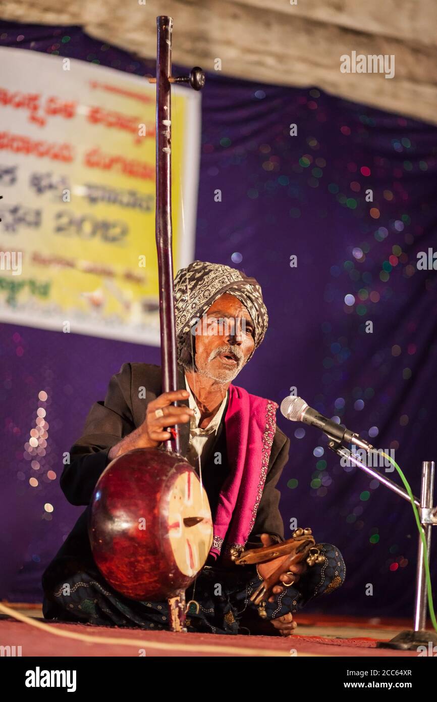 HAMPI, INDIEN - 20. FEBRUAR 2012: Unbekannter Musiker spielen traditionelle indische Musik in Hampi in Indien im Holi Festival Stockfoto