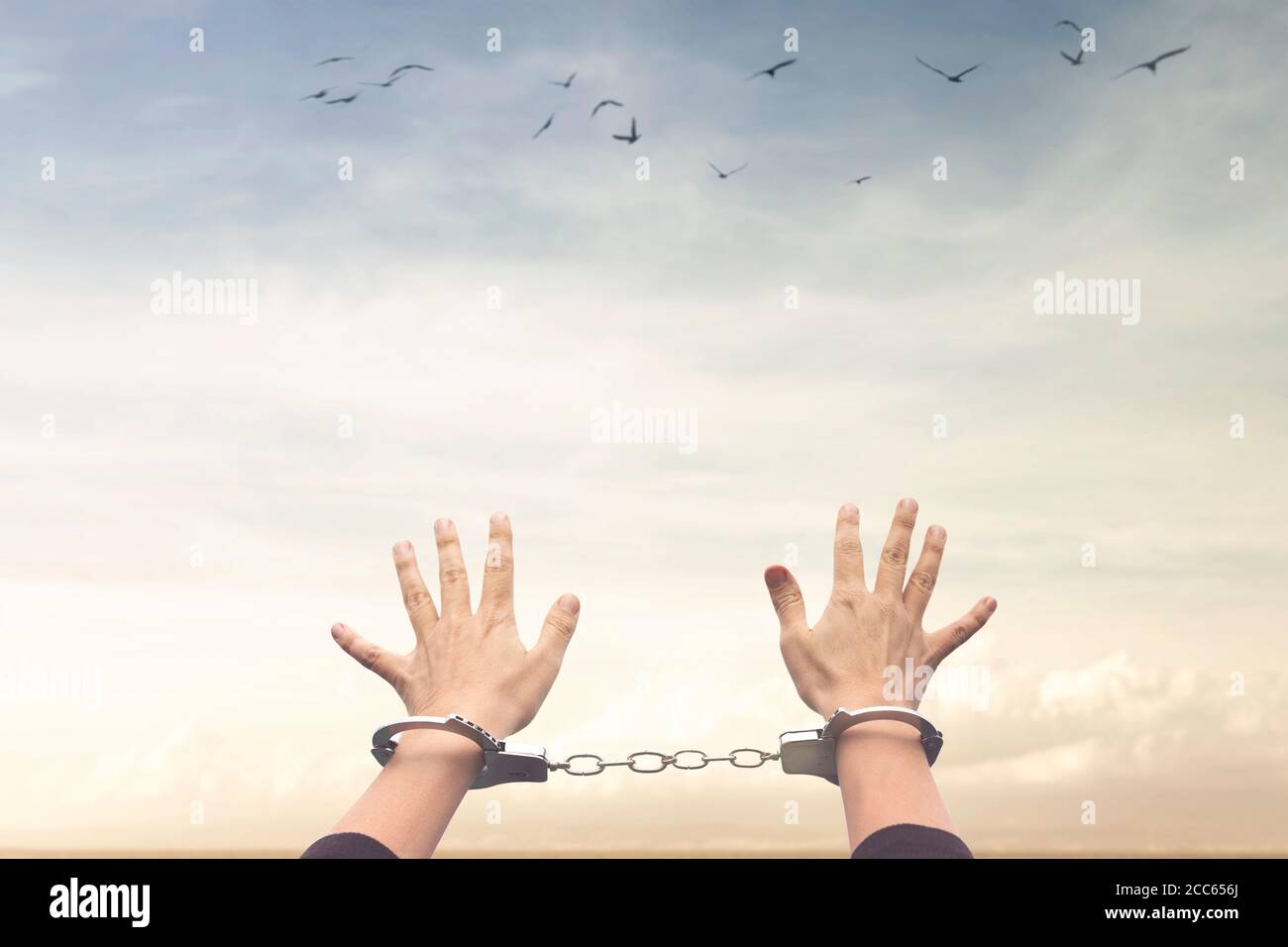 Die mit Handschellen inhaftierte Person hofft auf Freiheit Stockfoto