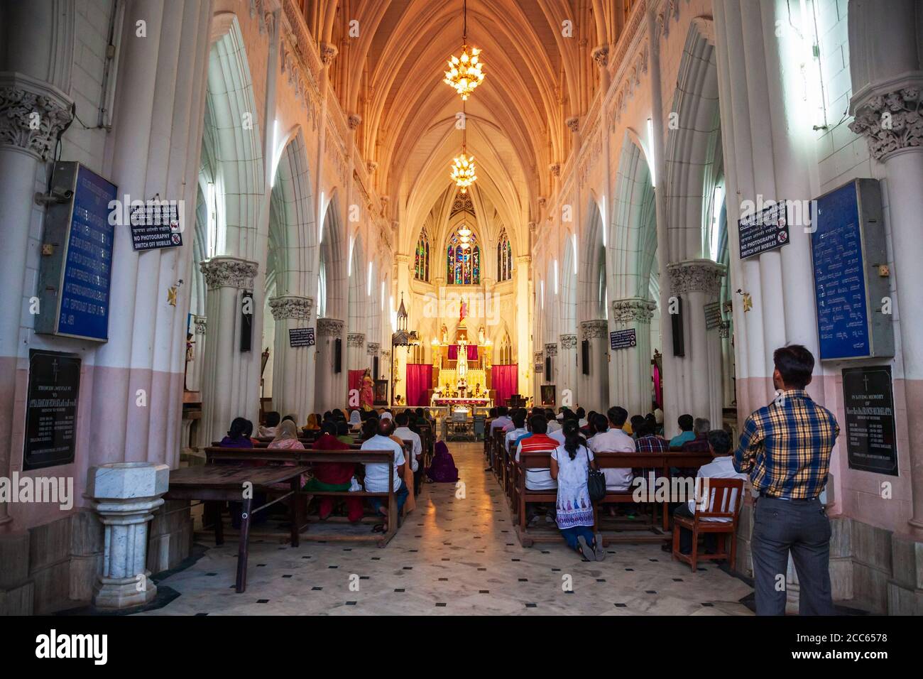 MYSORE, INDIEN - 24. MÄRZ 2012: St. Philomena Kathedrale innen, eine katholische Kirche in Mysore Stadt in Indien Stockfoto