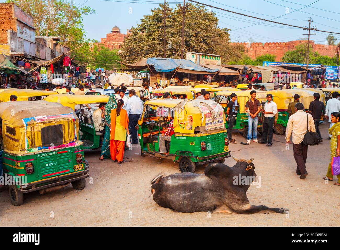 AGRA, INDIEN - 10. APRIL 2012: Viele Rikschas auf der Straße in der Stadt Agra, Uttar Pradesh in Indien Stockfoto