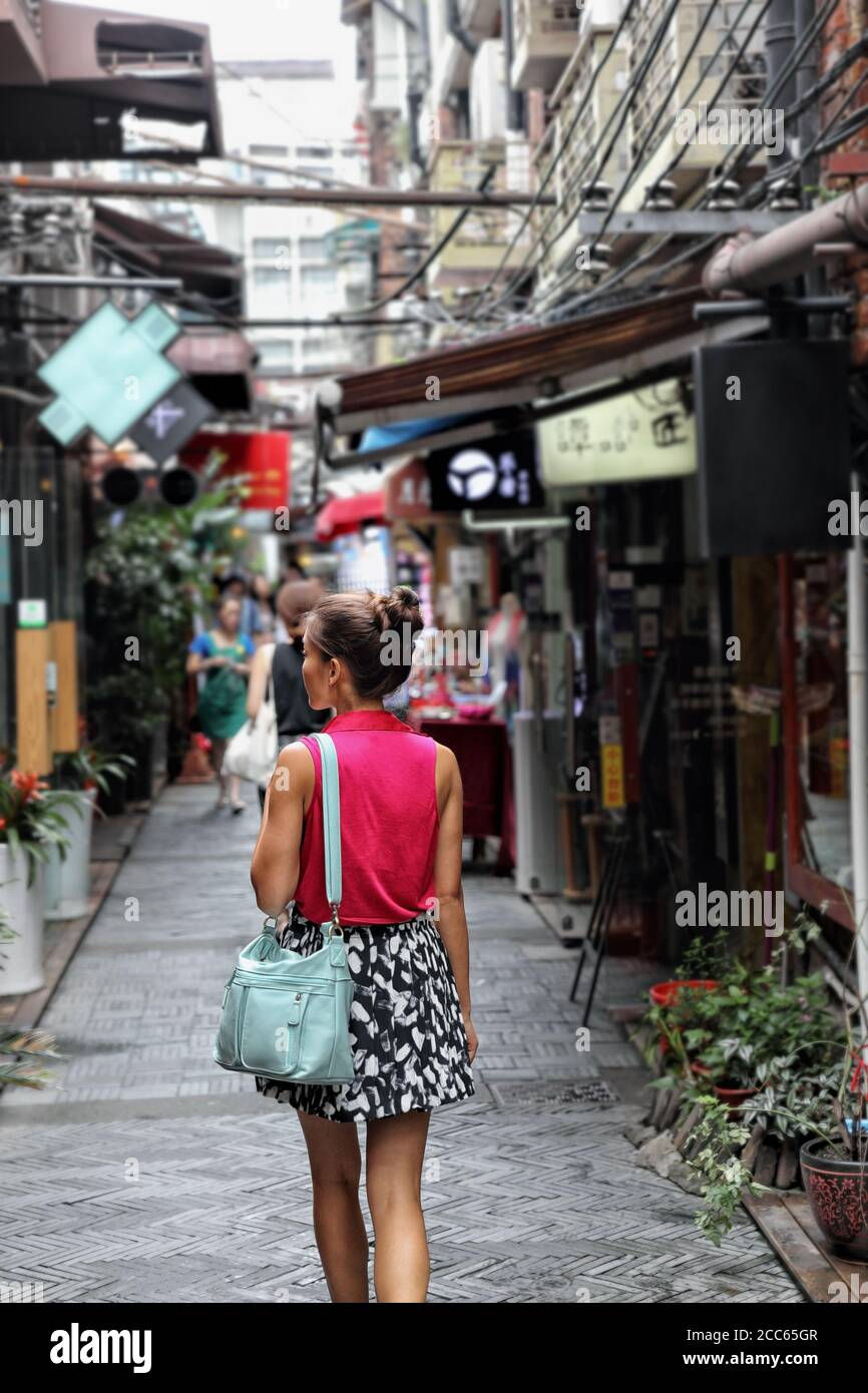 Chinesische Frau zu Fuß in Shanghai Einkaufsstraße Stockfoto