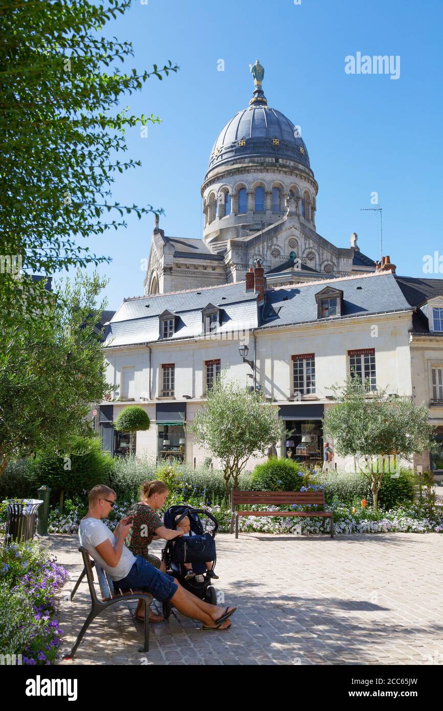 Eine Familie sitzt vor der Basilika von Saint Martin an einem sonnigen Sommertag, Tours, Loire-Tal Frankreich europa Stockfoto