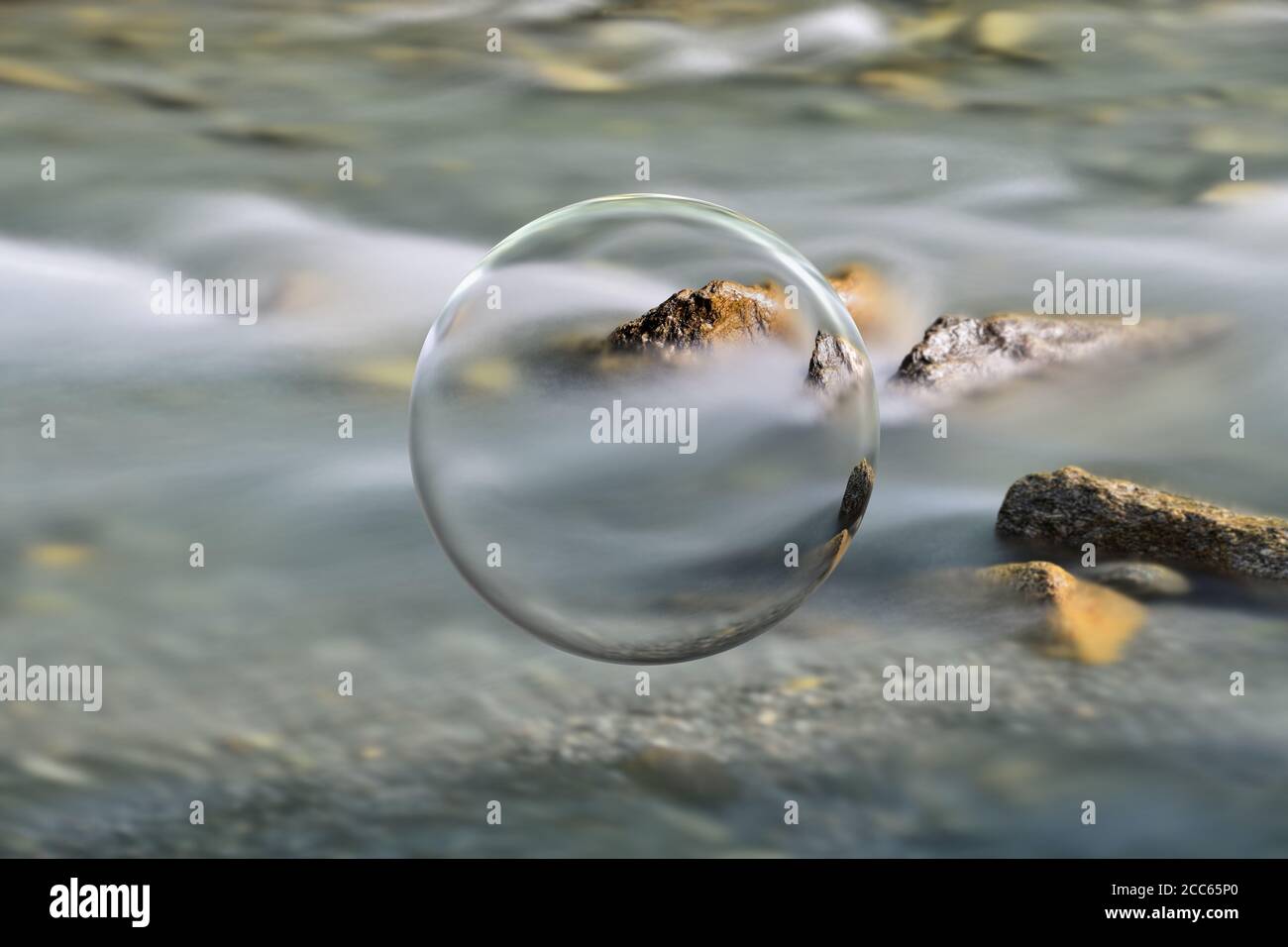 Alpine Bergfluss mit schönen natürlichen Felsen, Langzeitbelichtung Fotografie. Kreativer Kristallkugel-Effekt. Stockfoto