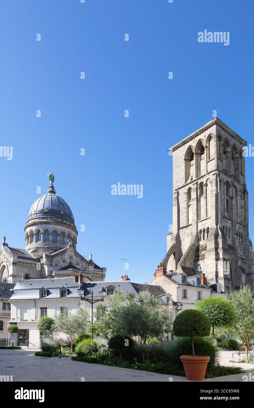 Die Basilika Saint Martin, eine katholische Kirche aus dem 19. Jahrhundert, und der Karlsturm aus dem 12. Jahrhundert; Tours, Loire-Tal, Frankreich Stockfoto
