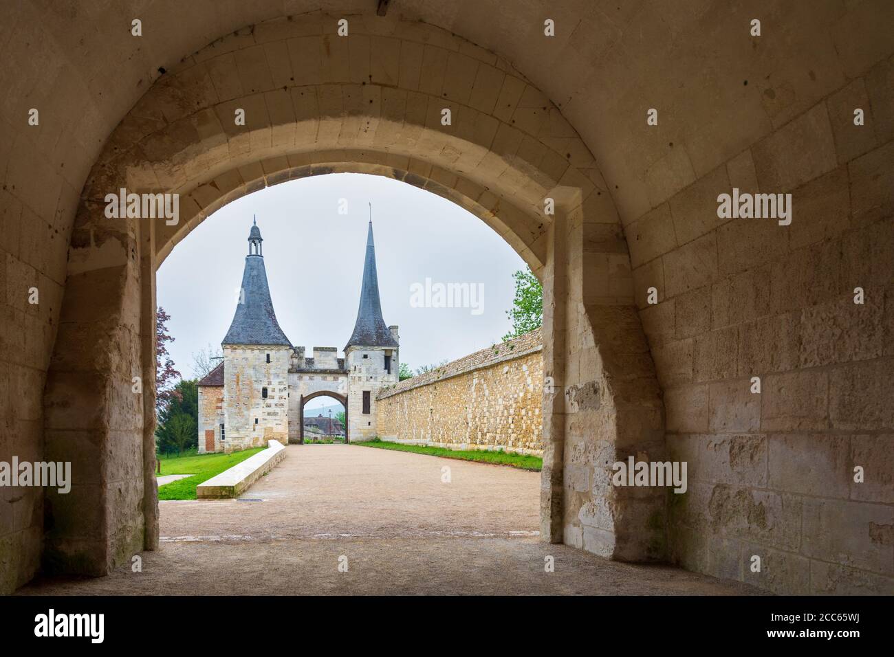 Türme, Mauern und Befestigungsanlagen des Haupteingangs zur katholischen Abtei von Bec Hellouin, Normandie, Frankreich. Stockfoto