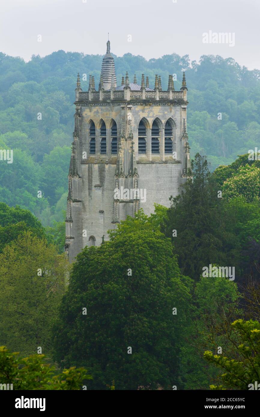 Turm Saint-Nicolas der katholischen benediktinerabtei von Bec Hellouin, Normandie, Frankreich Stockfoto