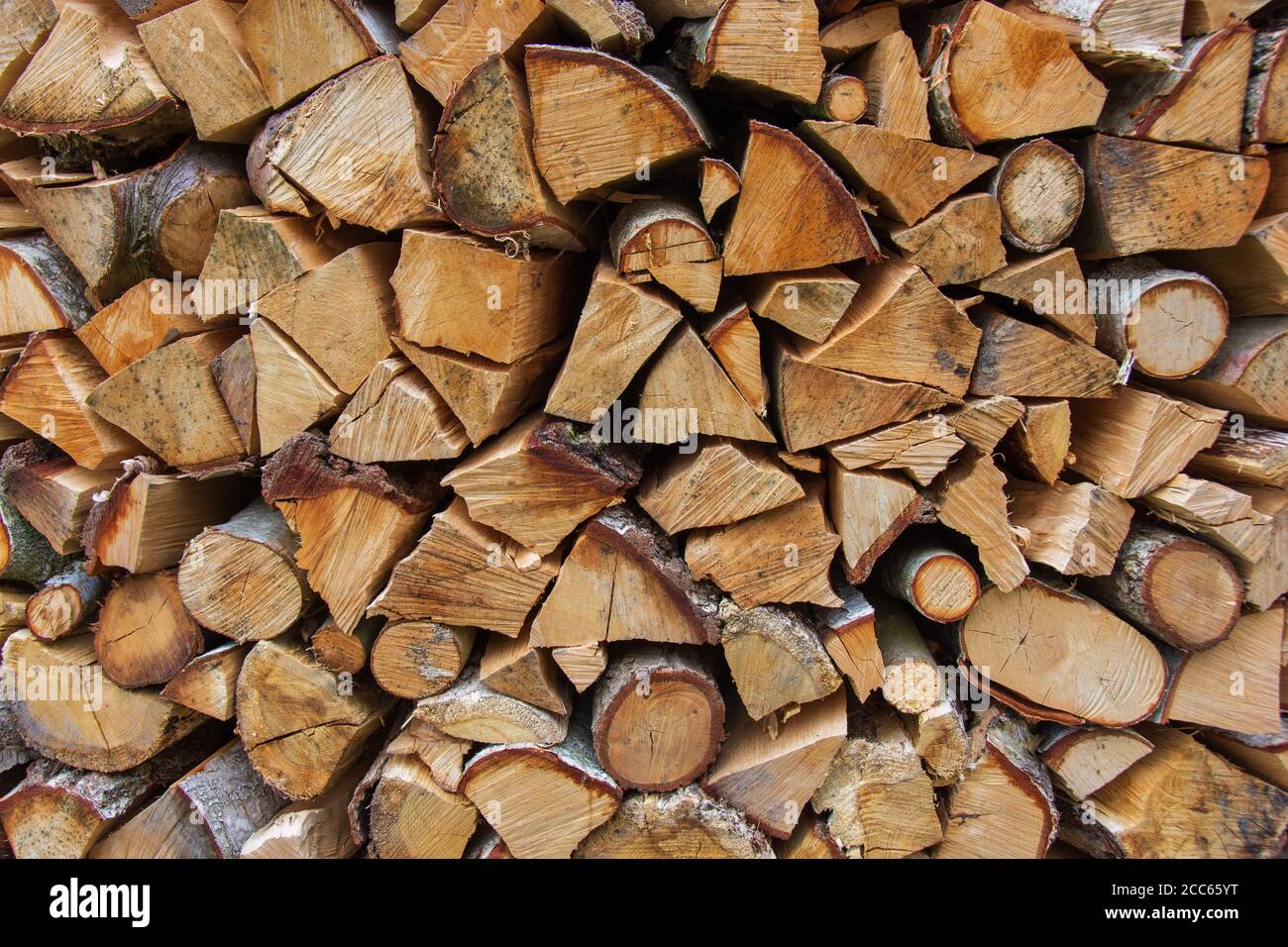 Stapel von gestapeltem Brennholz für die Winterheizung, Nahaufnahme gespeichert Stockfoto