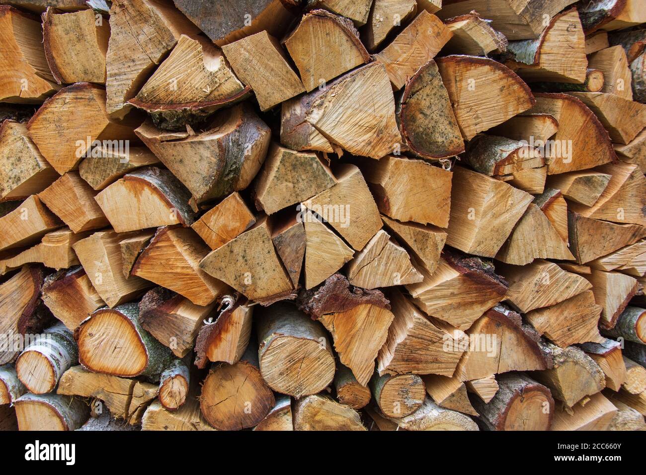 Stapel von gestapeltem Brennholz für die Winterheizung, Nahaufnahme gespeichert Stockfoto