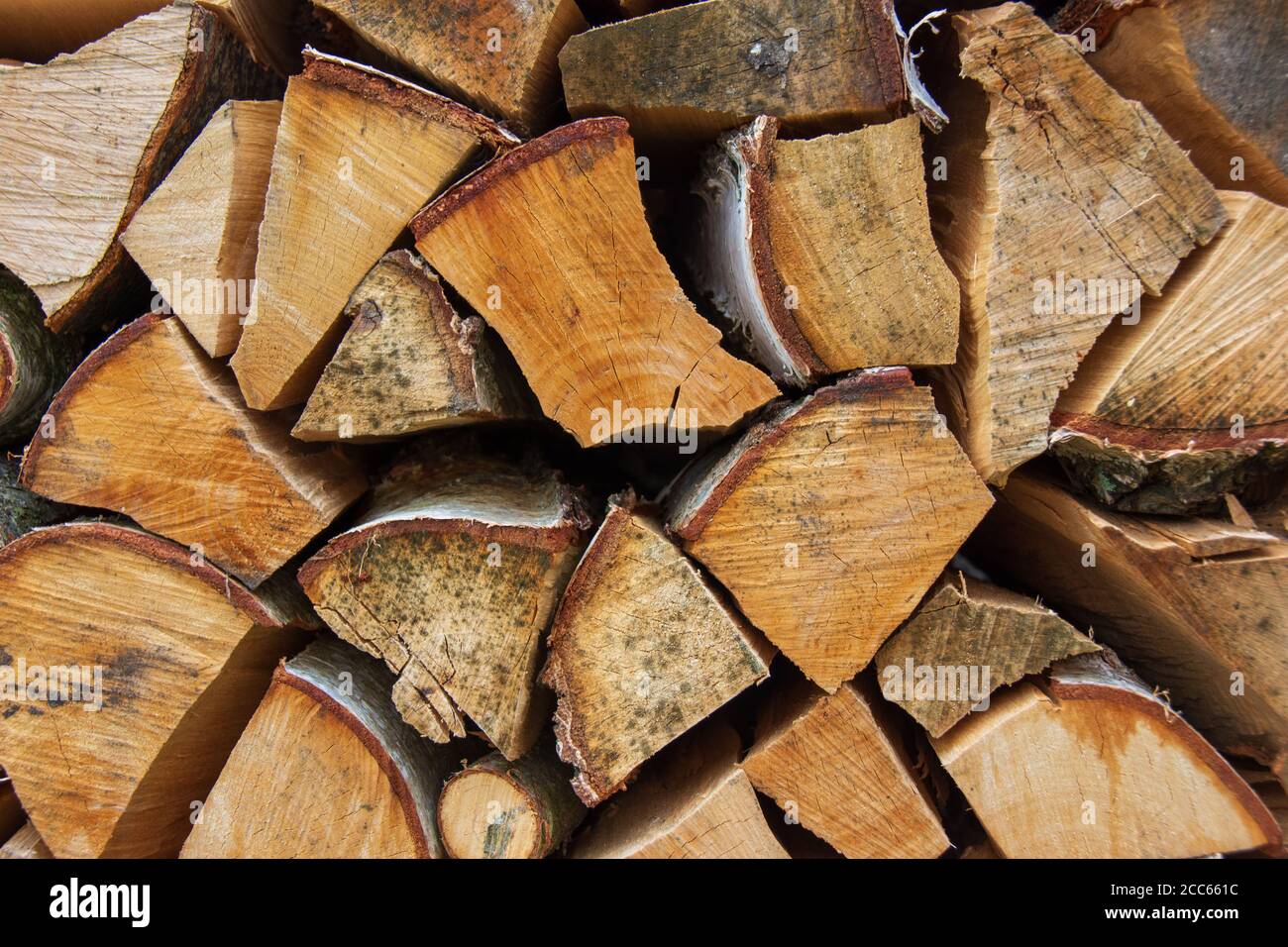 Stapel von gestapeltem Brennholz für die Winterheizung, Nahaufnahme gespeichert Stockfoto
