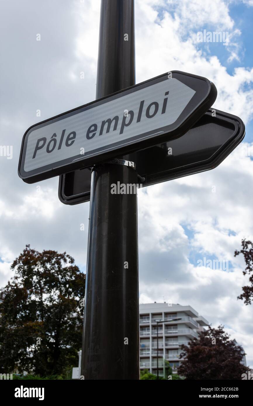 Straßenschild mit der Aufschrift "Pôle emploi", was "Job Center" bedeutet, in französischer Sprache geschrieben. Konzepte von Wirtschaftskrise, Arbeitslosigkeit und Entlassungen. Frankreich Stockfoto