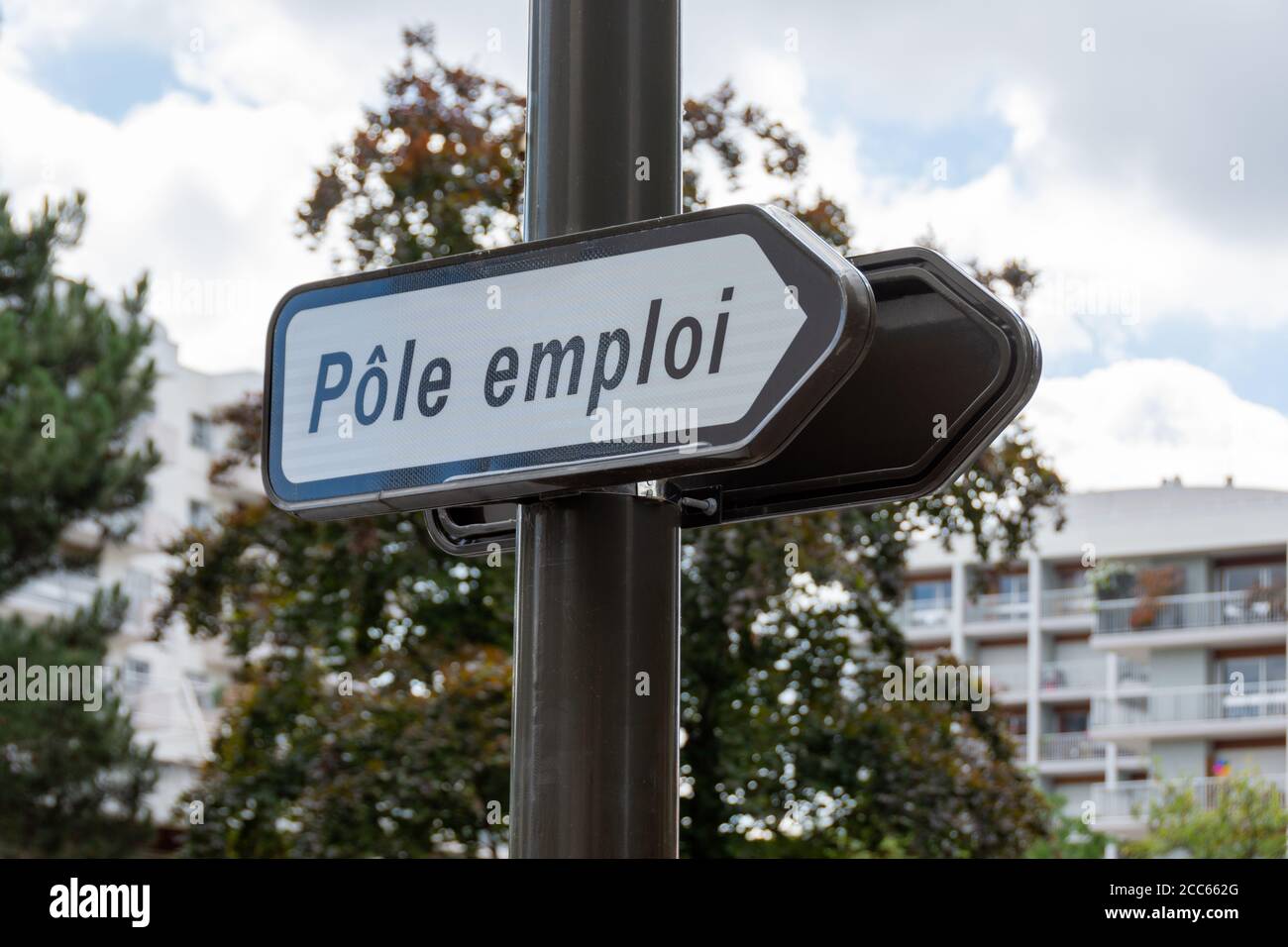 Straßenschild mit der Aufschrift "Pôle emploi", was "Job Center" bedeutet, in französischer Sprache geschrieben. Konzepte von Wirtschaftskrise, Arbeitslosigkeit und Entlassungen. Frankreich Stockfoto