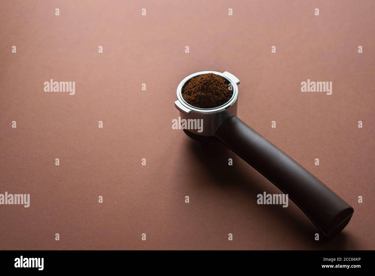 Portafilter Kaffeemaschinen Halter mit gemahlenen Bohnen auf braun Stockfoto