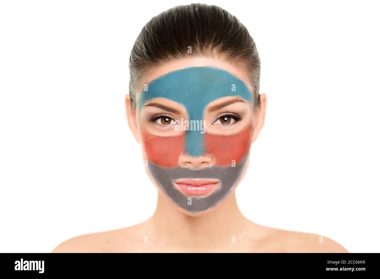 Gesichtsmaske asiatische Schönheit Frau Multimasking mit verschiedenen Farben Ton neuesten Trend in der Dermatologie. Lustige Gesichtsbehandlung für verschiedene Hautzonen Stockfoto