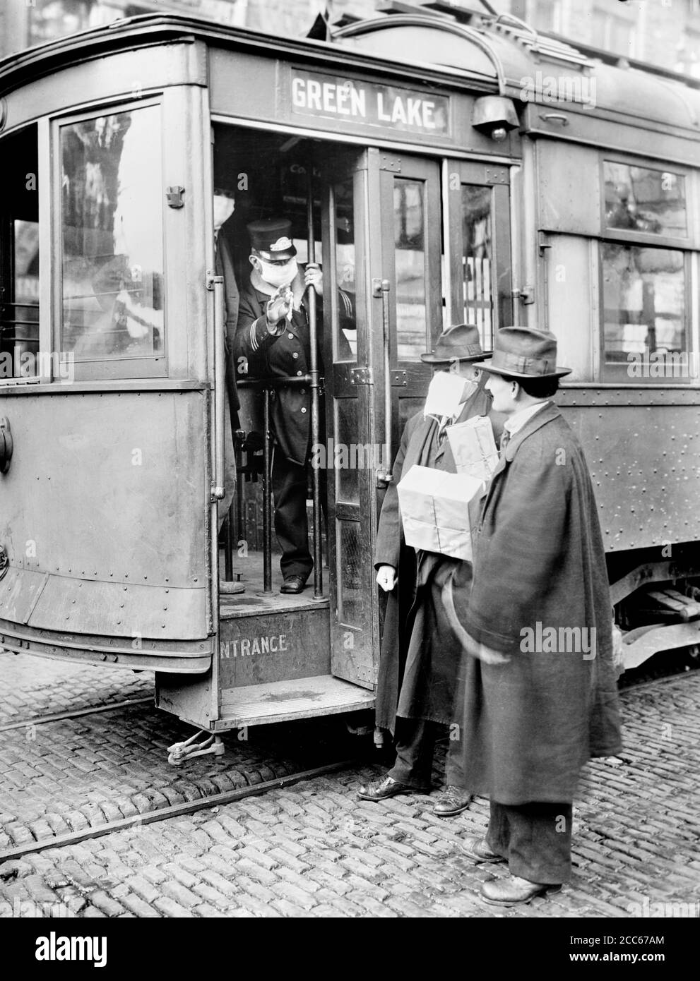 Obligatorisches Tragen von Gesichtsmasken in öffentlichen Verkehrsmitteln während der Spanischen Grippe-Pandemie von 1918/19, Seattle, Washington, USA Stockfoto