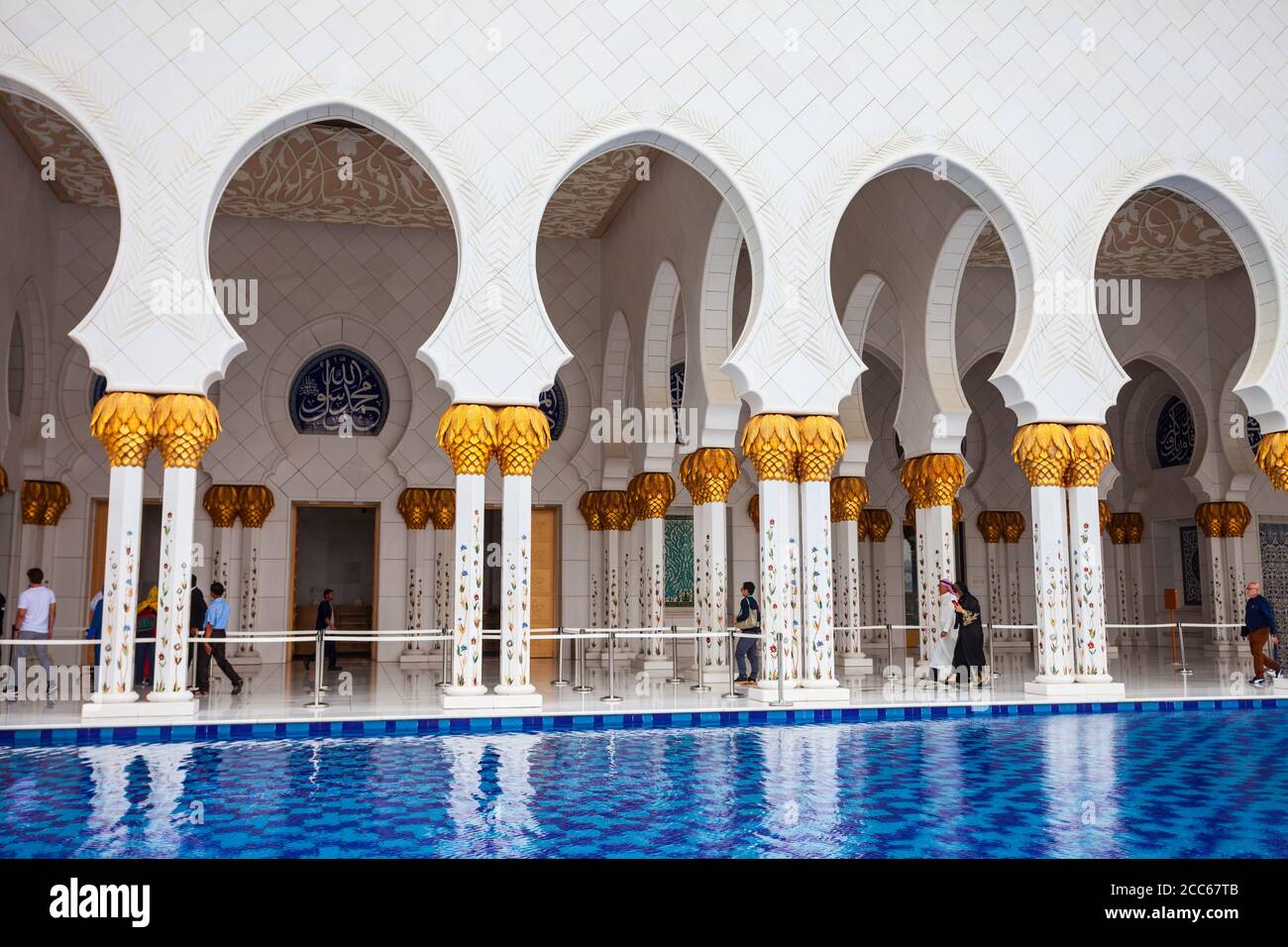 ABU DHABI, VAE - 28. FEBRUAR 2019: Sheikh Zayed Grand Moschee, die größte Moschee der Vereinigten Arabischen Emirate, in Abu Dhabi Stockfoto