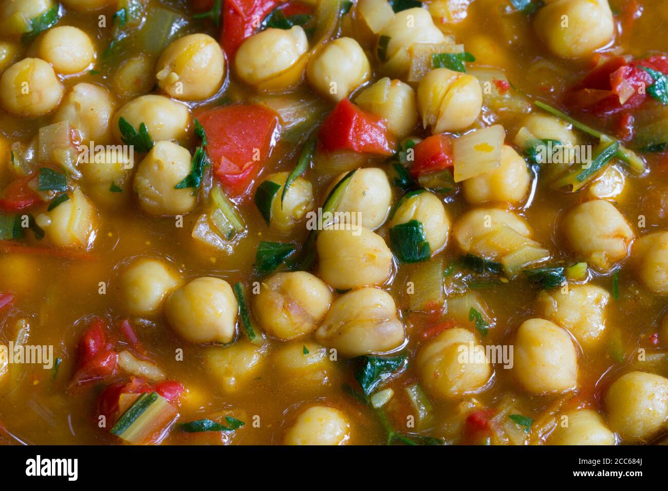 Veganes Curry mit Kichererbsen auf dem Teller Nahaufnahme Stockfoto