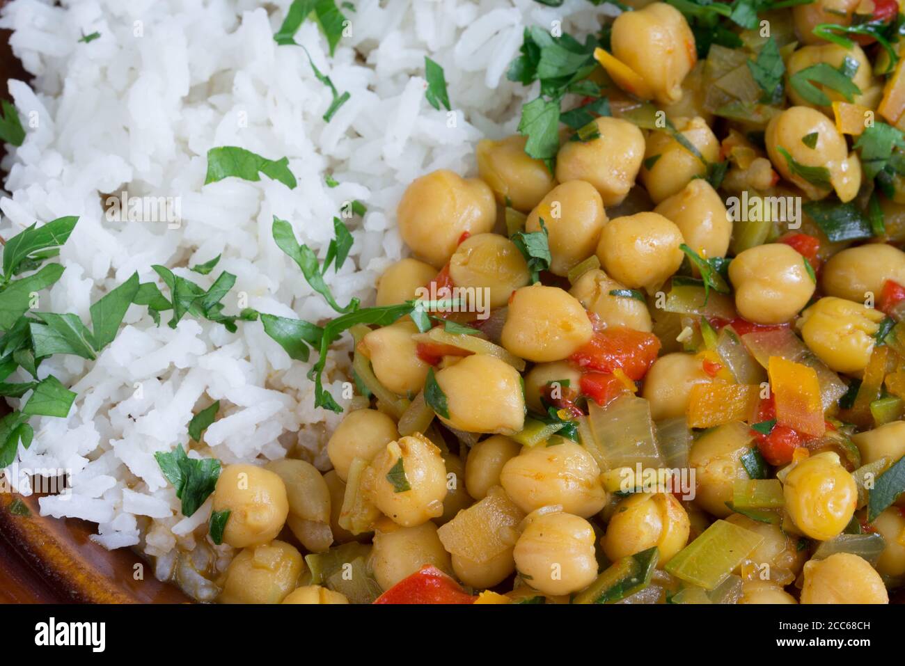 Veganes Curry mit Kichererbsen auf dem Teller Nahaufnahme Stockfoto