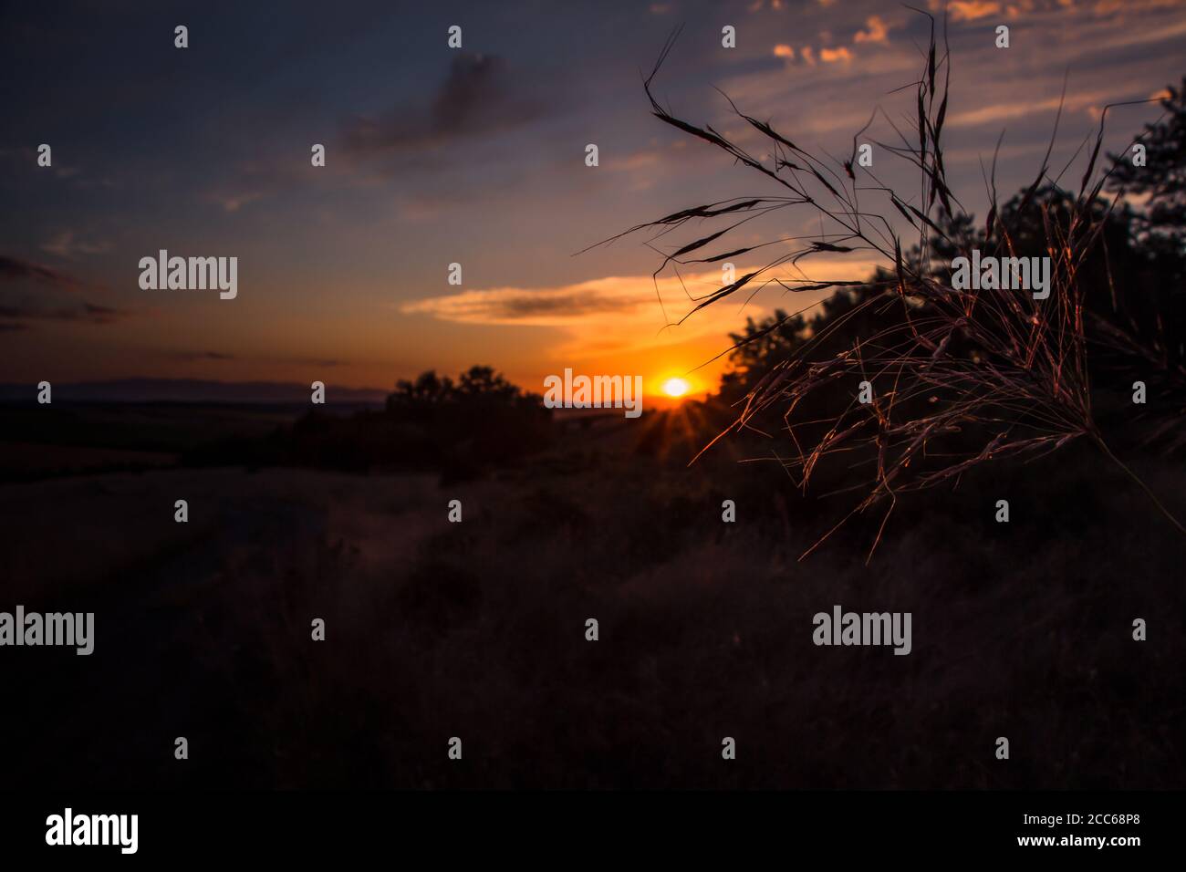 Sonnenuntergang über einem Campingplatz (nahe der Gottesbrücke, Bulgarien, Balkan) Stockfoto