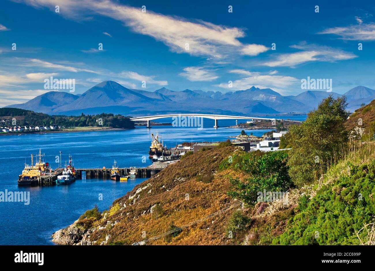 Die Skye Road Bridge verbindet die Insel Skye mit dem schottischen Festland bei Kyle of Lochalsh Schottland von der A87 gesehen Stockfoto