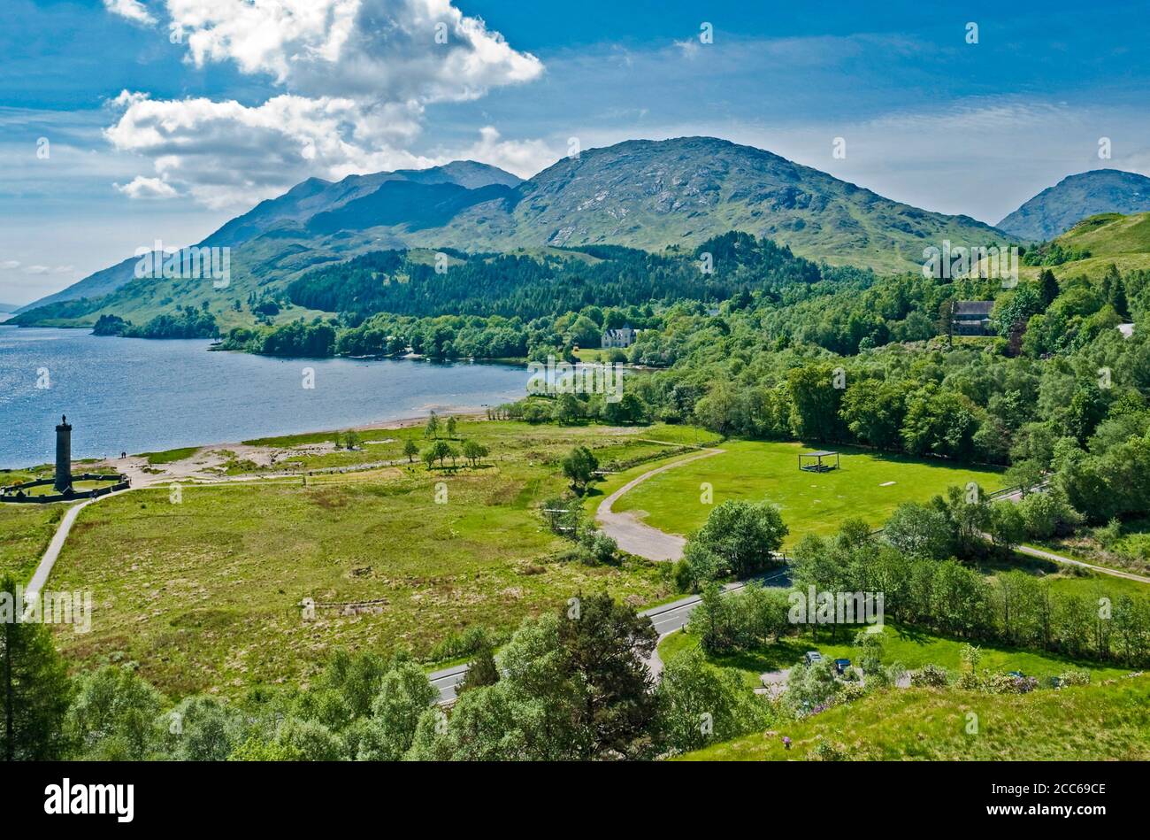 Prince Charles Edward Monument im Glenfinnan Highland Schottland mit Loch Shiel & Beinn Odhar Bheag im Hintergrund. Stockfoto