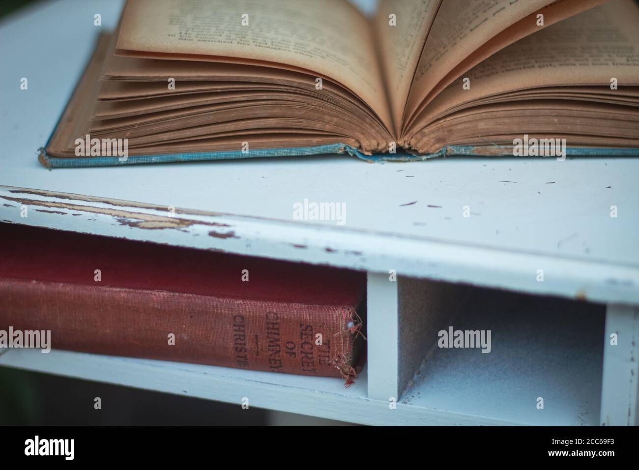 Paar Vintage Bücher auf weißem Vintage-Tisch draußen Stockfoto
