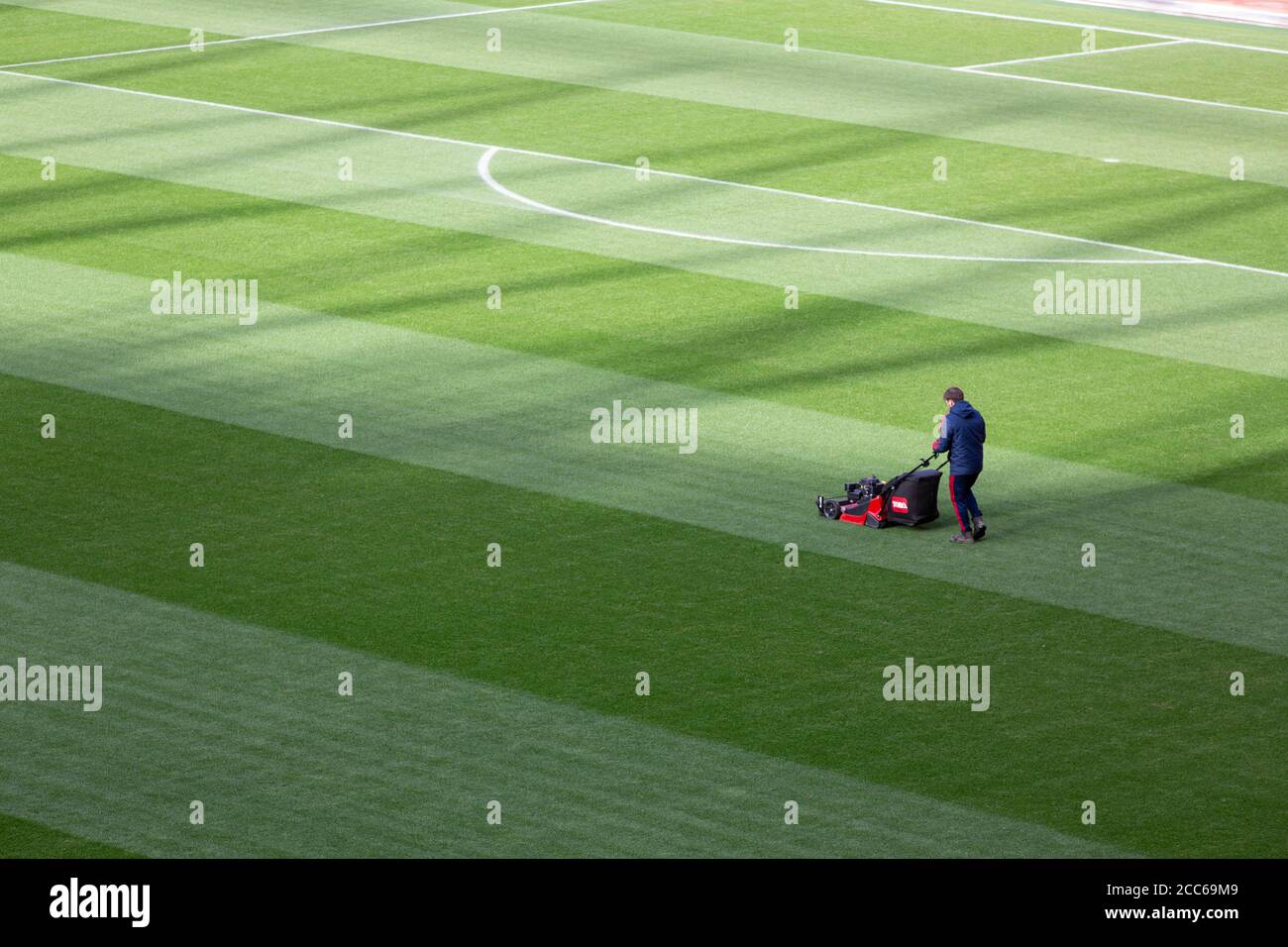 Groundmen arbeiten auf dem Spielfeld im Emirates Stadium Stockfoto