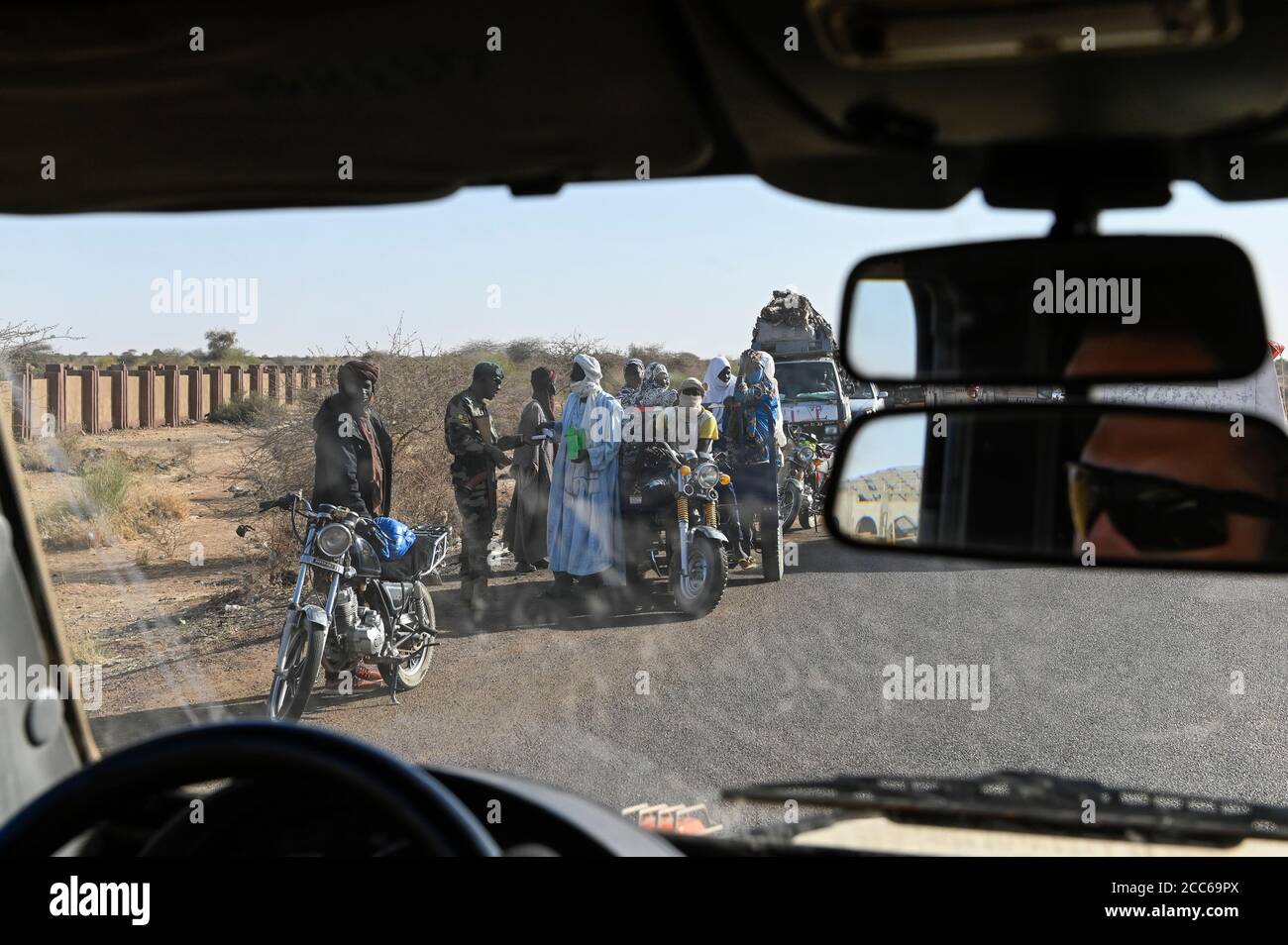 MALI, Gao, Minusma UN-Friedensmission, Camp Castor, bundeswehr, Patrouille, vorbei an einem Checkpost der Fama-malischen Streitkräfte Stockfoto