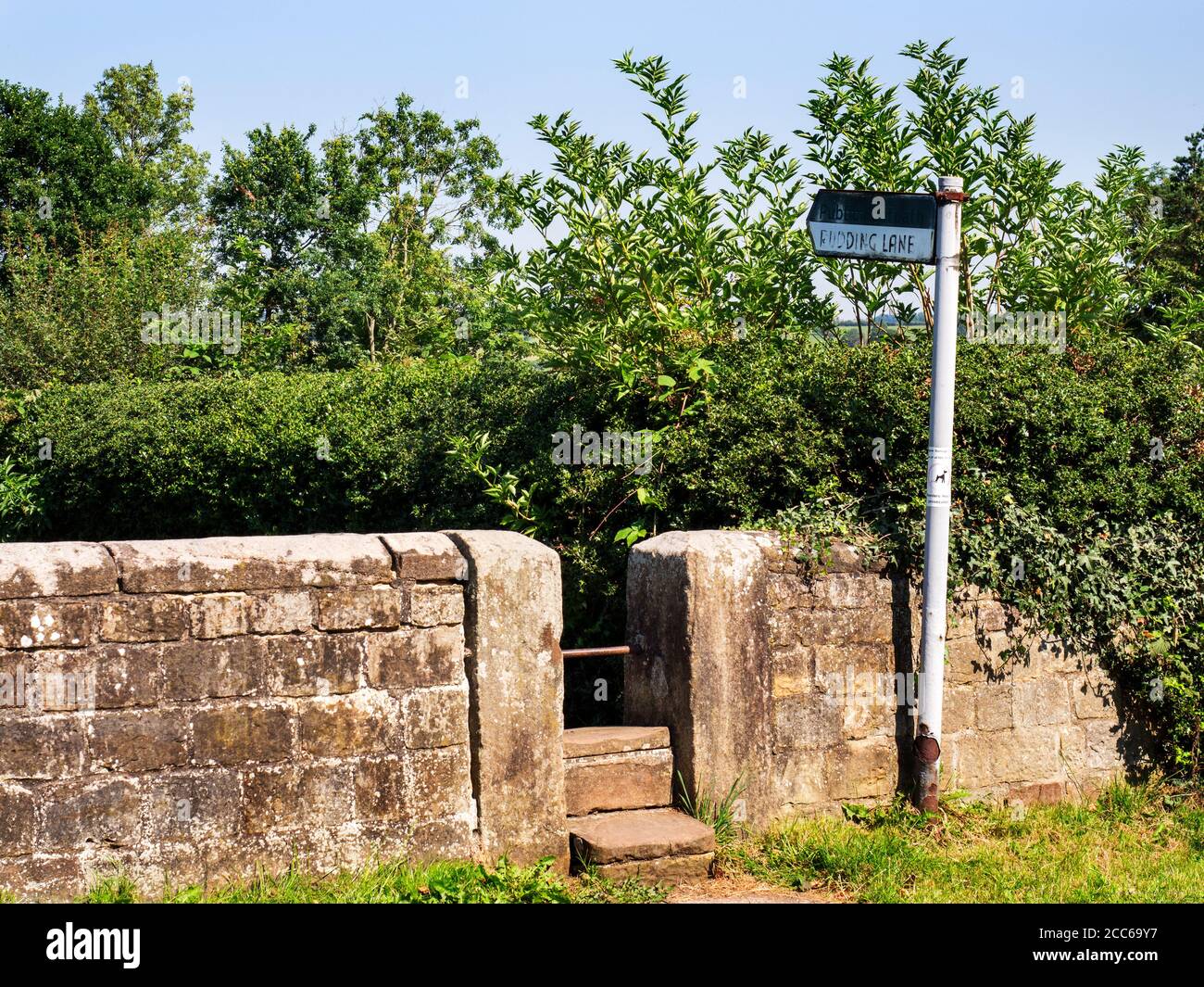 Steig und öffentlicher Fußweg durch den Kirchhof bei der Kirche Von Saint Joseph und Saint James in Follifoot Harrogate North Yorkshire England Stockfoto